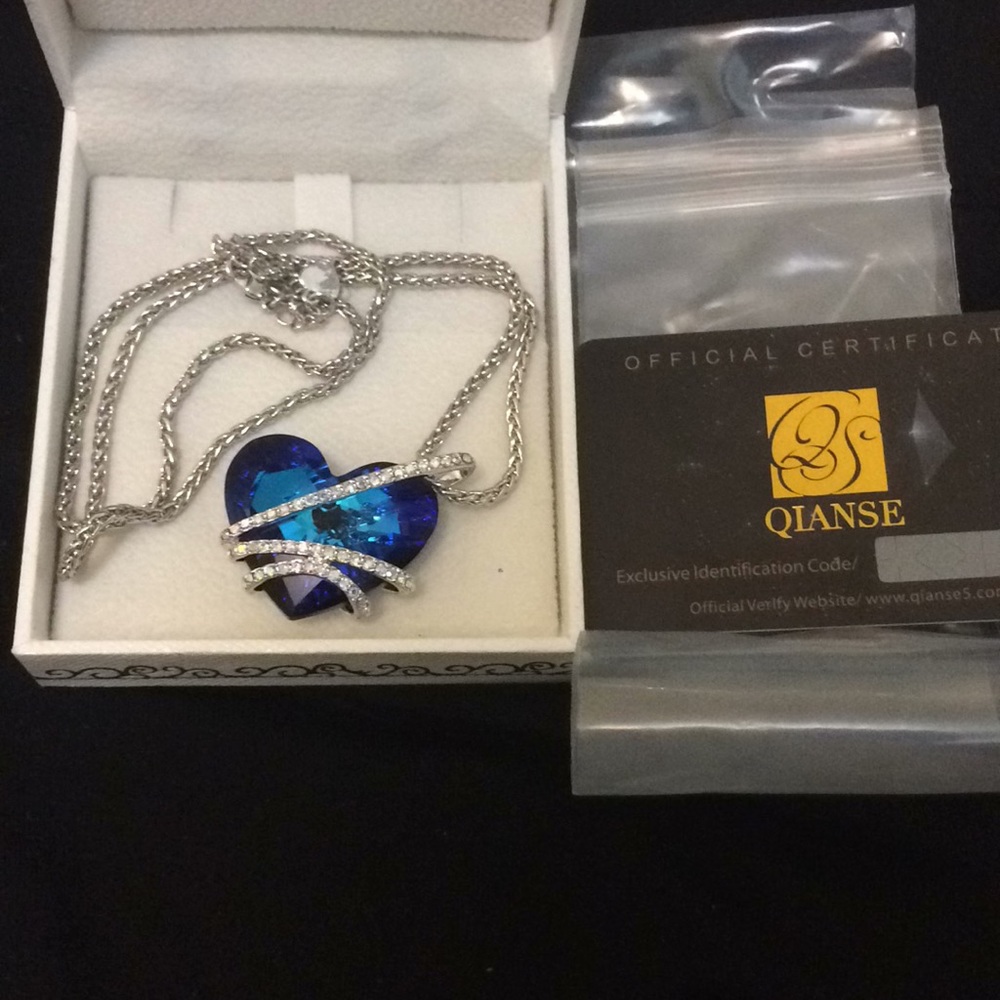 Qianse Classic Love Heart Necklace